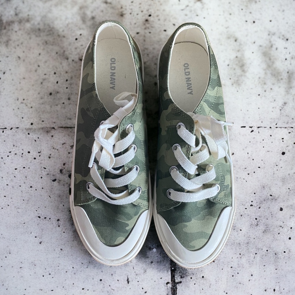 Old Navy camouflage sneakers 8 women